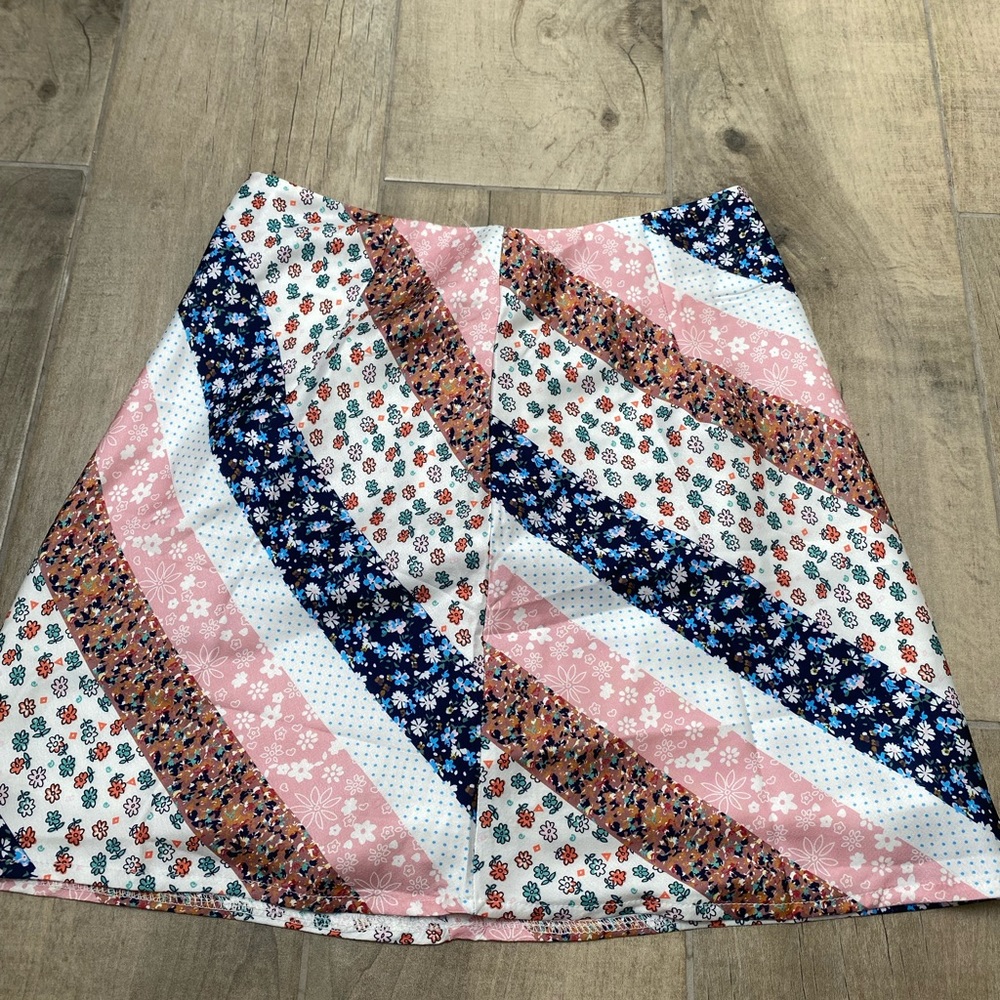 Princess polly satin style skirt with multicolour designs. Size small